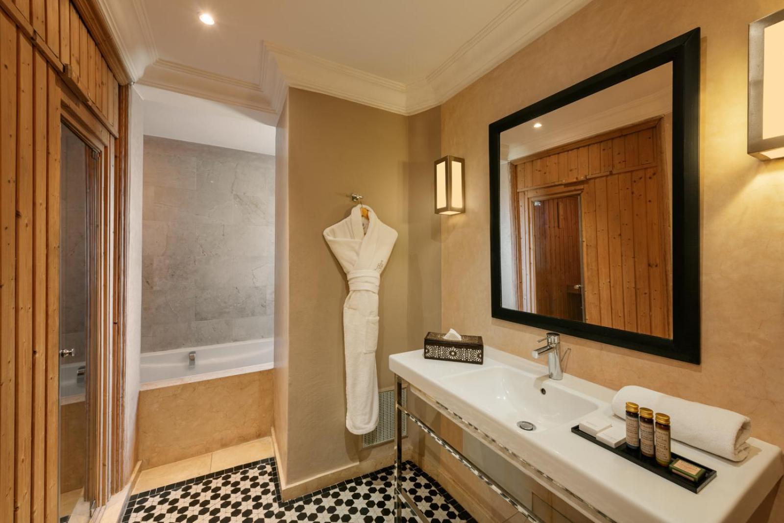 Hivernage Hotel & Spa Marrakesh Ngoại thất bức ảnh A bathroom at the hotel